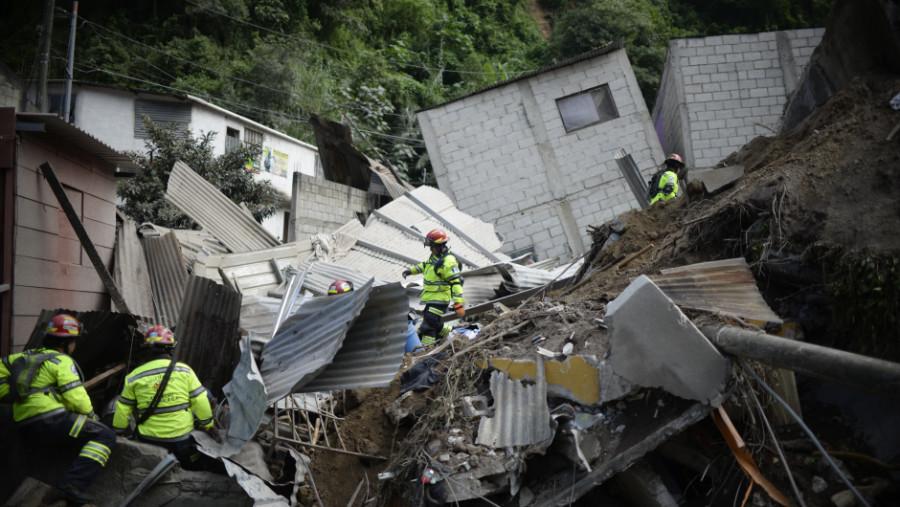 Rescuers search for victims after a landslide at Cambray village, in Santa Catarina Pinula municipality, Guatemala on October 2, 2015. The landslide destroyed 60 houses killing at least one person and injurering 25. An unquantified missing people were reported.  AFP PHOTO / Johan ORDONEZ        (Photo credit should read JOHAN ORDONEZ/AFP/Getty Images)