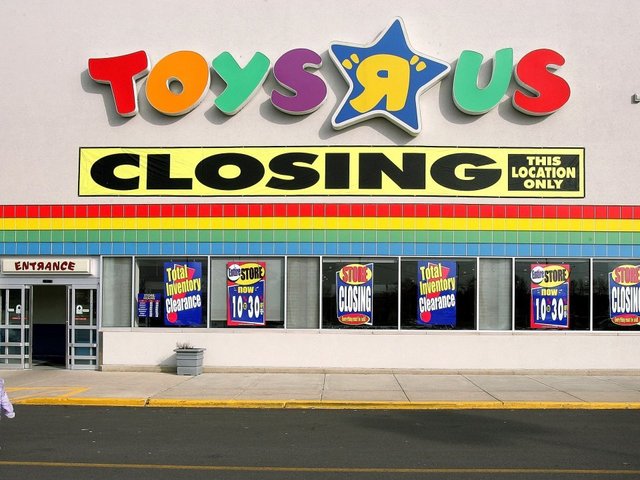 Toys+R+Us+Closing+For+Good