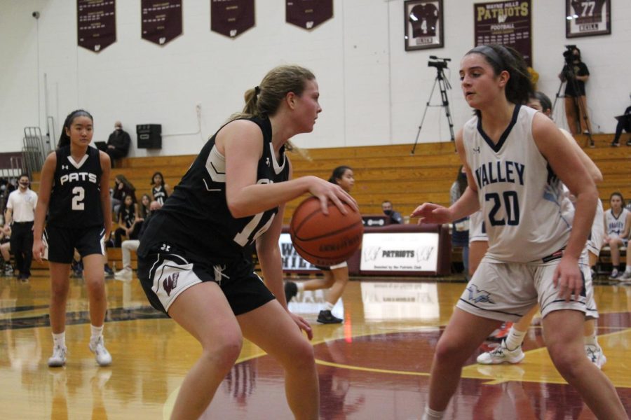 Shannon Tighe guarded by Jess Lee (#20 Wayne Valley)