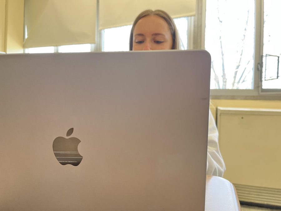 Senior Emma Voss uses her Apple MacBook. Apple is one of the many companies that have halted all operations in Russia.