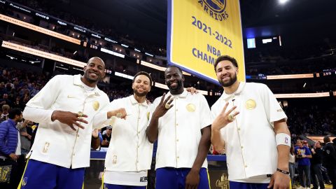 Warriors players receiving their championship rings before the game on October 18th (credit: CNN) 