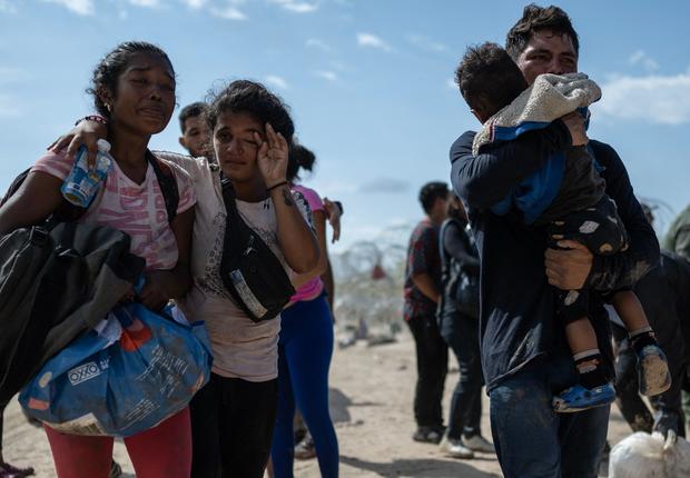 Venezuelan migrant family trying to cross U.S. border
